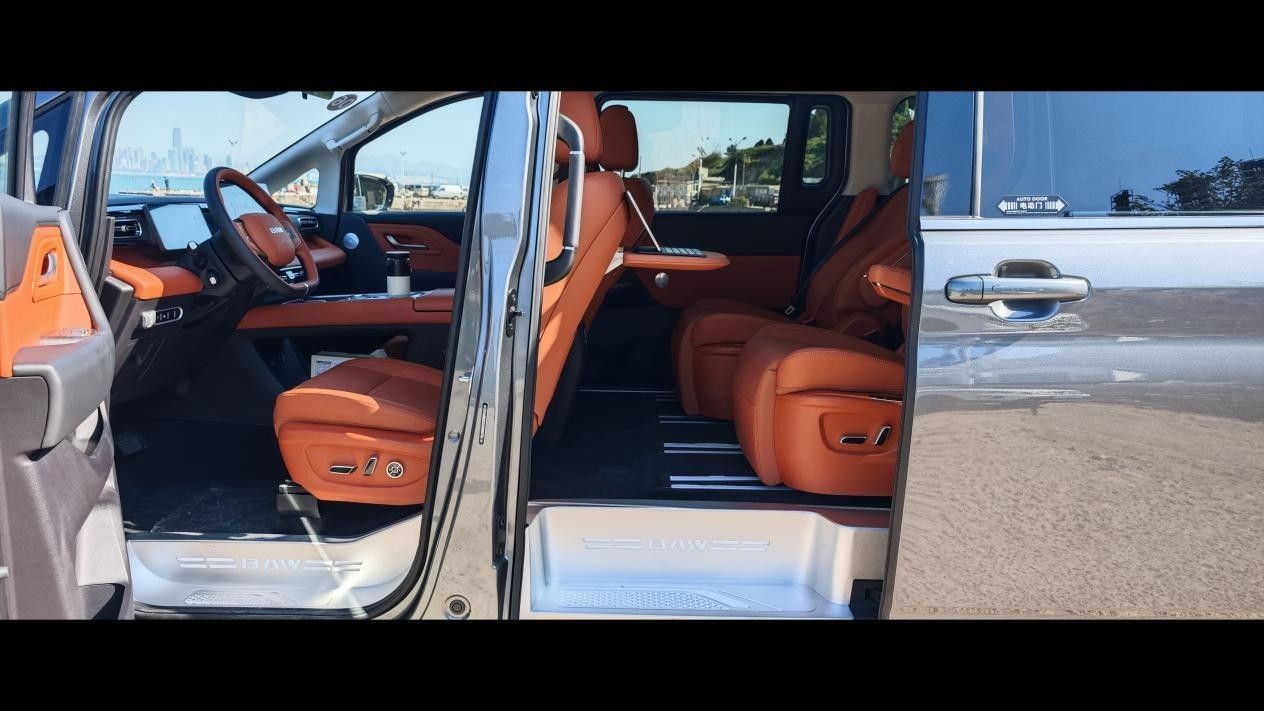 能躺平 空间大到想怎么用就这么用冰球突破豪华版锐胜M8第三排都(图7) 能躺平 空间大到想怎么用就这么用冰球突破豪华版锐胜M8第三排都(图7)