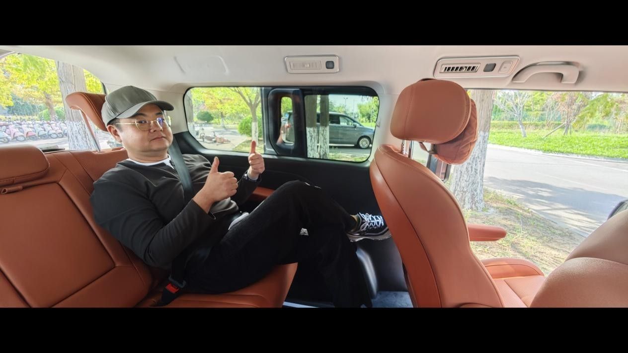 能躺平 空间大到想怎么用就这么用冰球突破豪华版锐胜M8第三排都(图9) 能躺平 空间大到想怎么用就这么用冰球突破豪华版锐胜M8第三排都(图9)