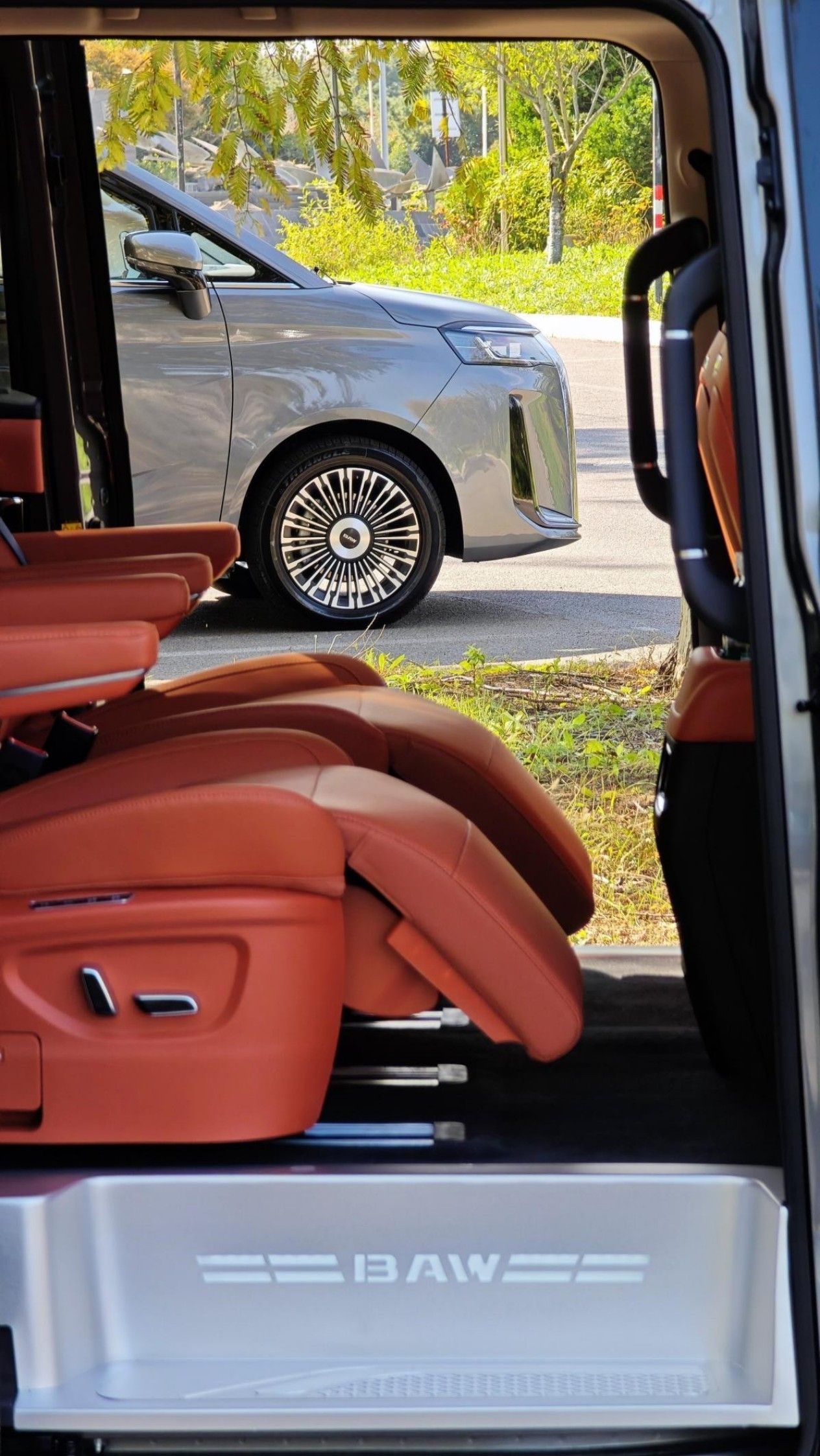 能躺平 空间大到想怎么用就这么用冰球突破豪华版锐胜M8第三排都(图11) 能躺平 空间大到想怎么用就这么用冰球突破豪华版锐胜M8第三排都(图11)