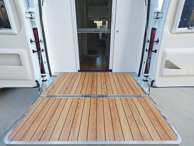 11月28亮相成都房车展这内饰真漂亮冰球突破豪华版手机版带小阳台的露营车(图3)