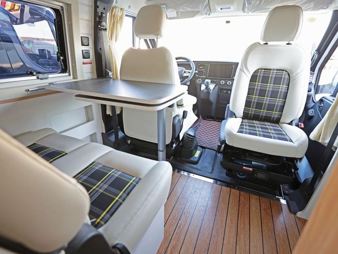 11月28亮相成都房车展这内饰真漂亮冰球突破豪华版手机版带小阳台的露营车(图5)