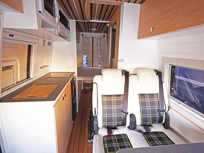 11月28亮相成都房车展这内饰真漂亮冰球突破豪华版手机版带小阳台的露营车(图6)