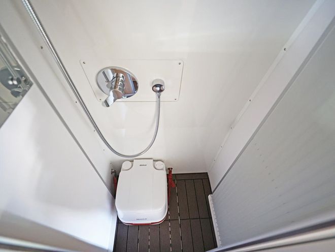 11月28亮相成都房车展这内饰真漂亮冰球突破豪华版手机版带小阳台的露营车(图2)